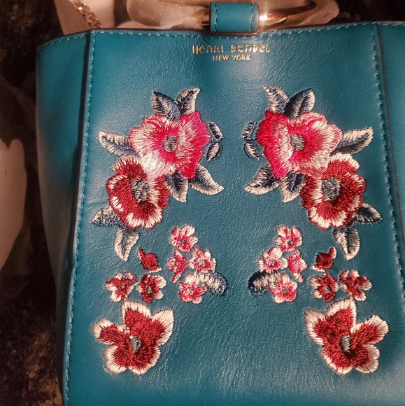 Henri Bendel hand bag with gold handles and gold chain for over the should strap - Picture 2 of 3